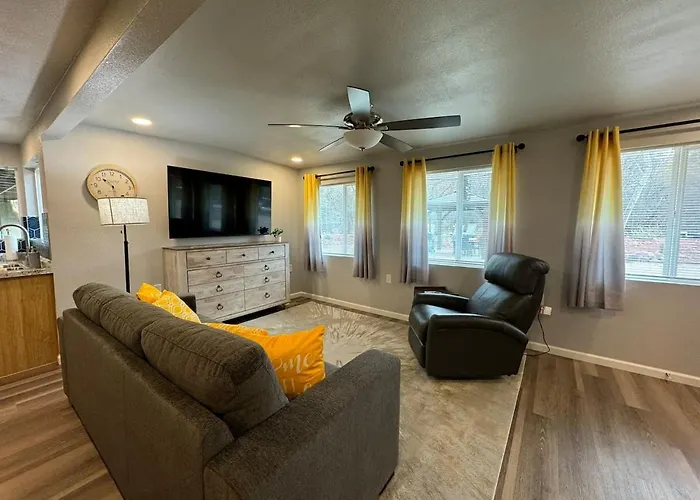 12 Creekside Retreat - King Holiday home