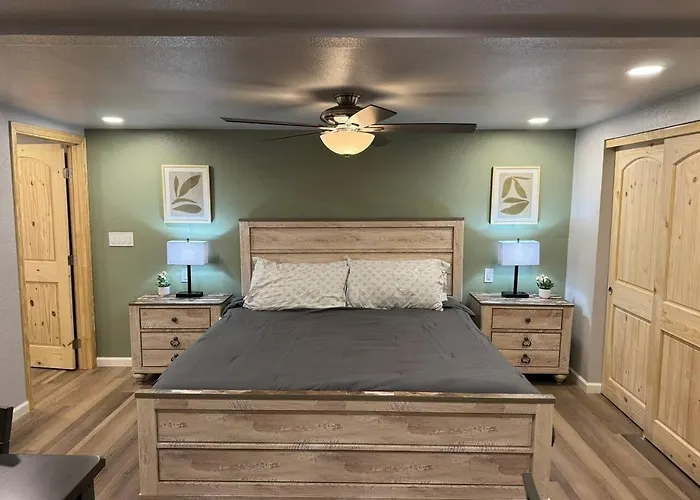 12 Creekside Retreat - King Holiday home