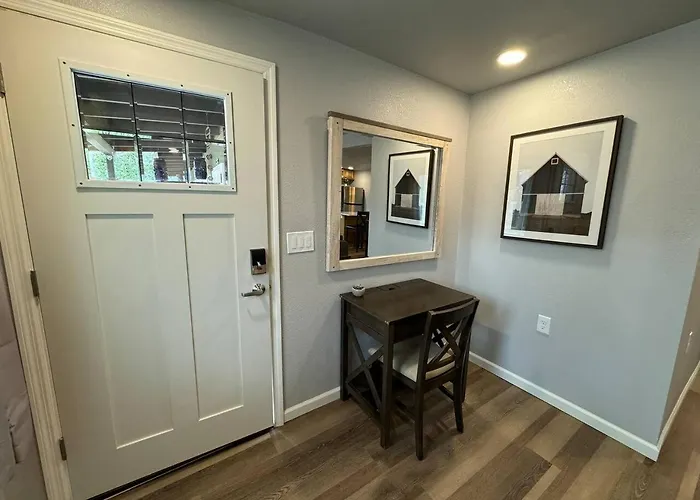 12 Creekside Retreat - King Holiday home