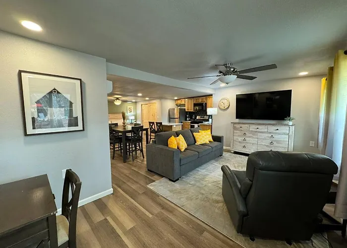 12 Creekside Retreat - King Holiday home *