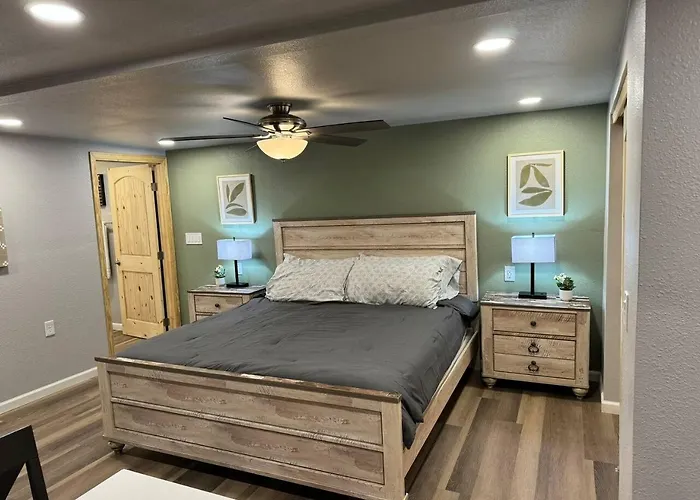 12 Creekside Retreat - King Holiday home *