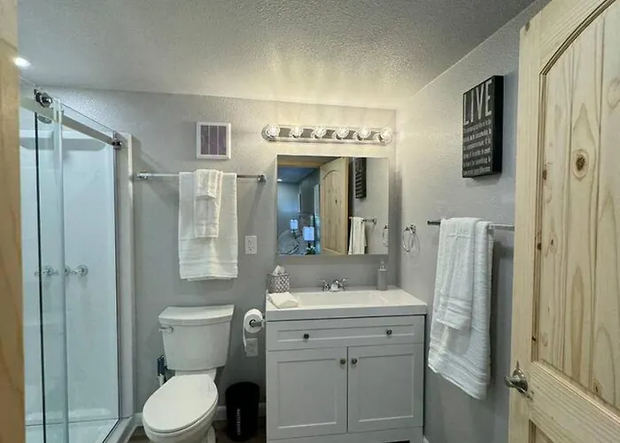 12 Creekside Retreat - King Holiday home *