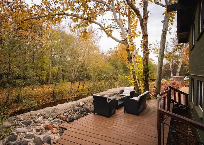 12 Creekside Retreat - King Holiday home *