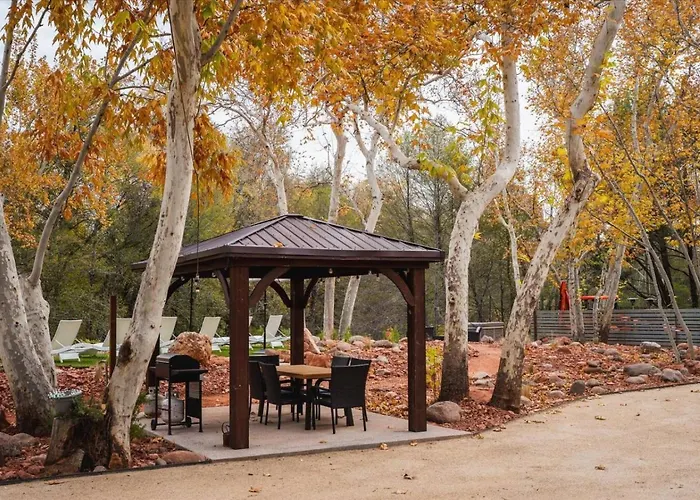 12 Creekside Retreat - King Holiday home *